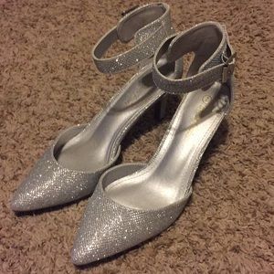 Dream Pairs Silver Closed Toe Formal Heels, size 7